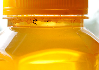 При покупке мёда обратите внимание на наличие частиц воска или фрагментов пчел в мёде.