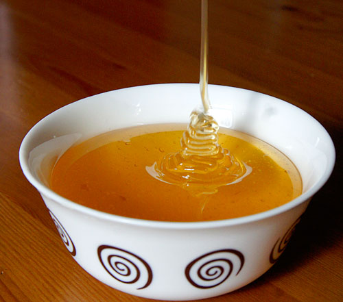 Посмотрите как льется мёд - струйка должна ложится горкой или волнообразными пластами