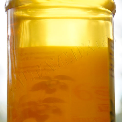 Образец прозрачности мёда.